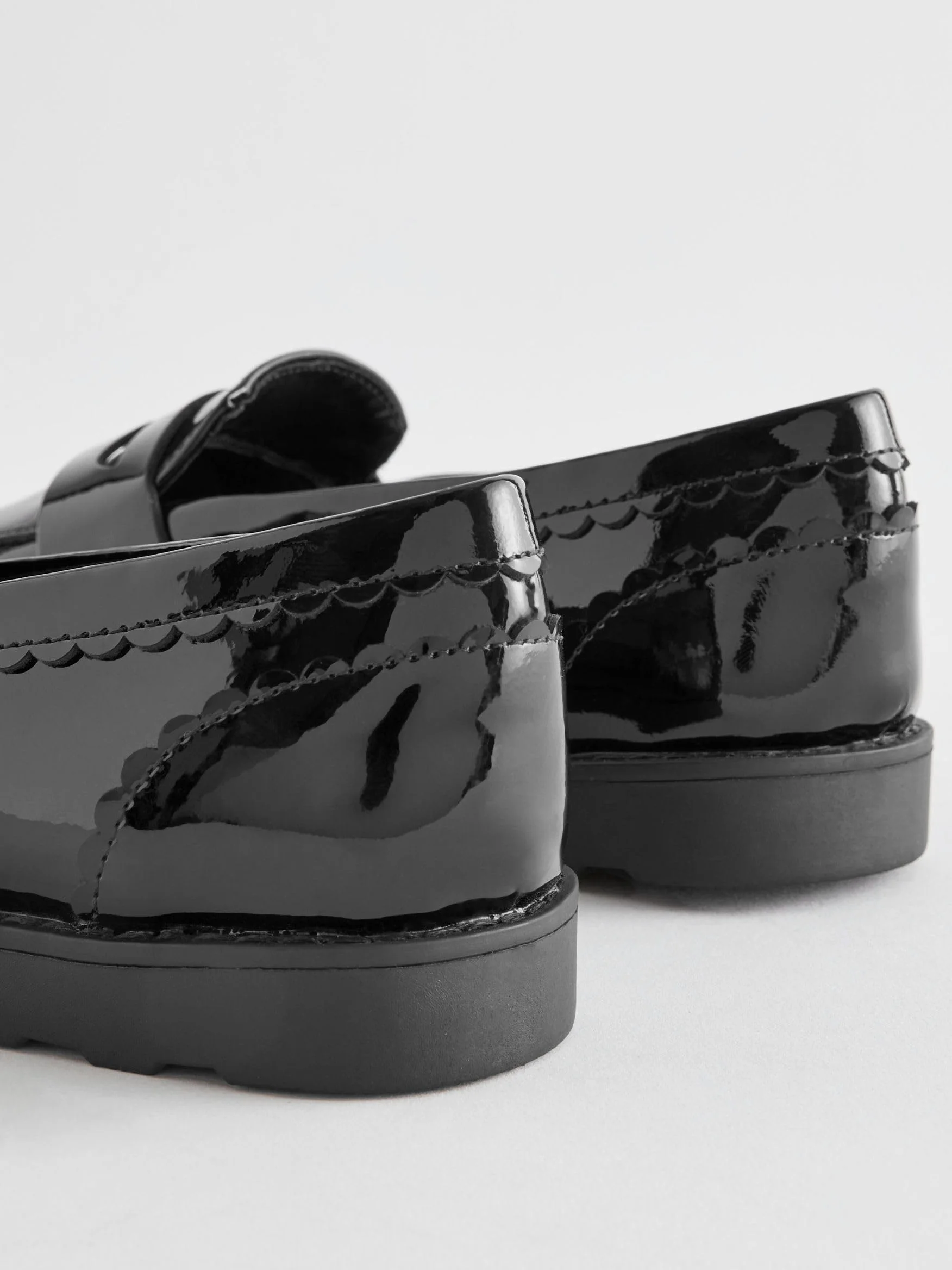 NEXT Mädchen Standard Lederslipper mit dünner Sohle und Troddel