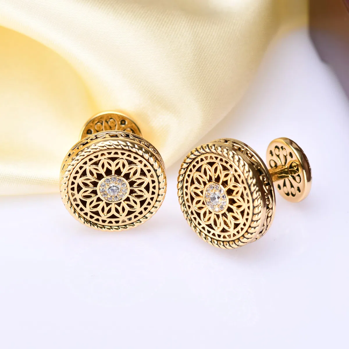 18K Gold und Platin plattiert Manschettenknöpfe für Männer - Vintage Floral Celtic Knot Design mit Strass Diamant in der Mitte