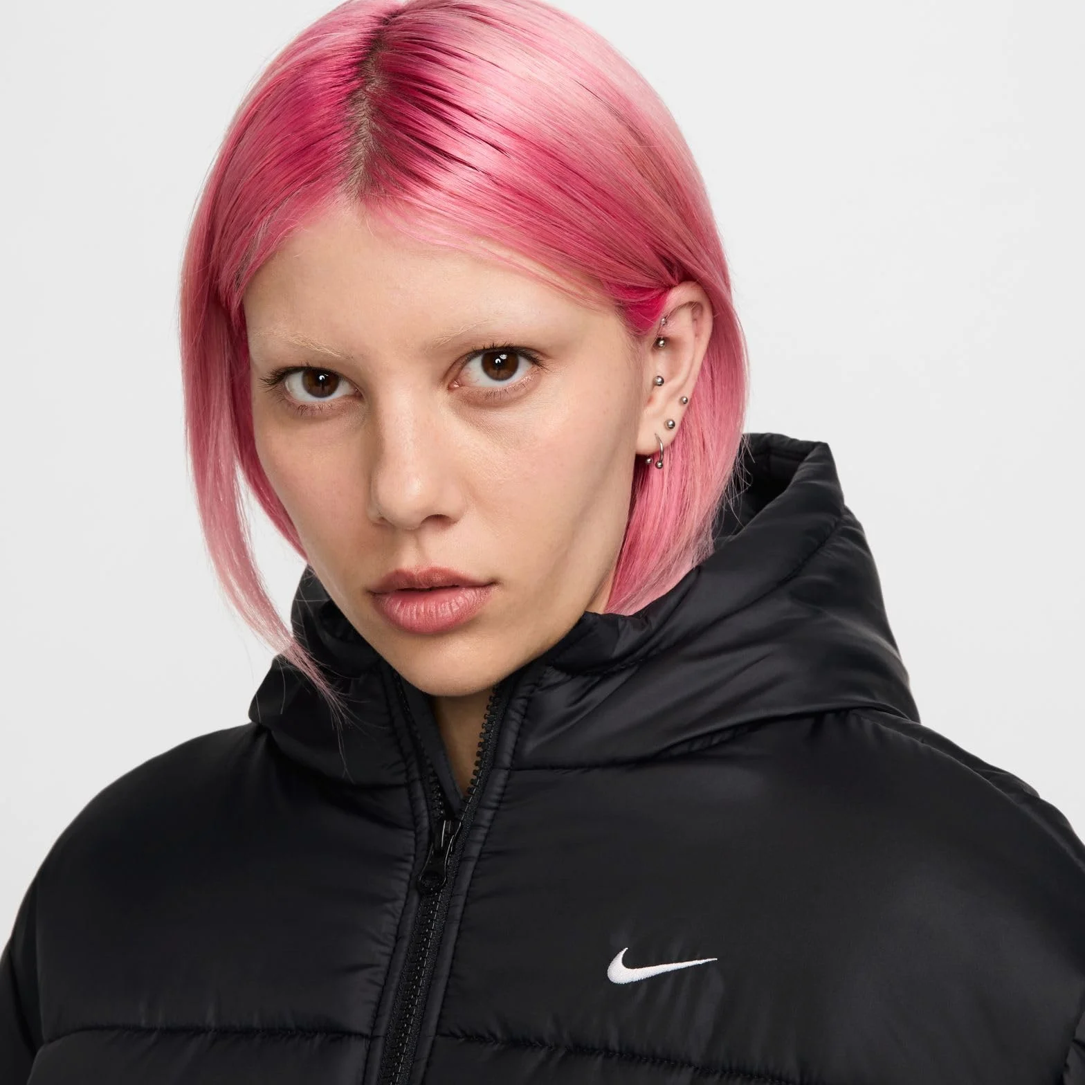 Nike Sportswear Classic Puffer Lockere Therma-FIT Jacke mit Kapuze für Damen, FZ5899
