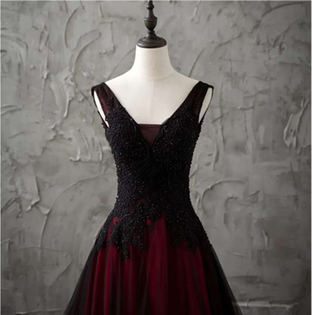 Damen Applikation Gothic Brautkleid V-Ausschnitt A-Linie Brautkleid mit Schleppe