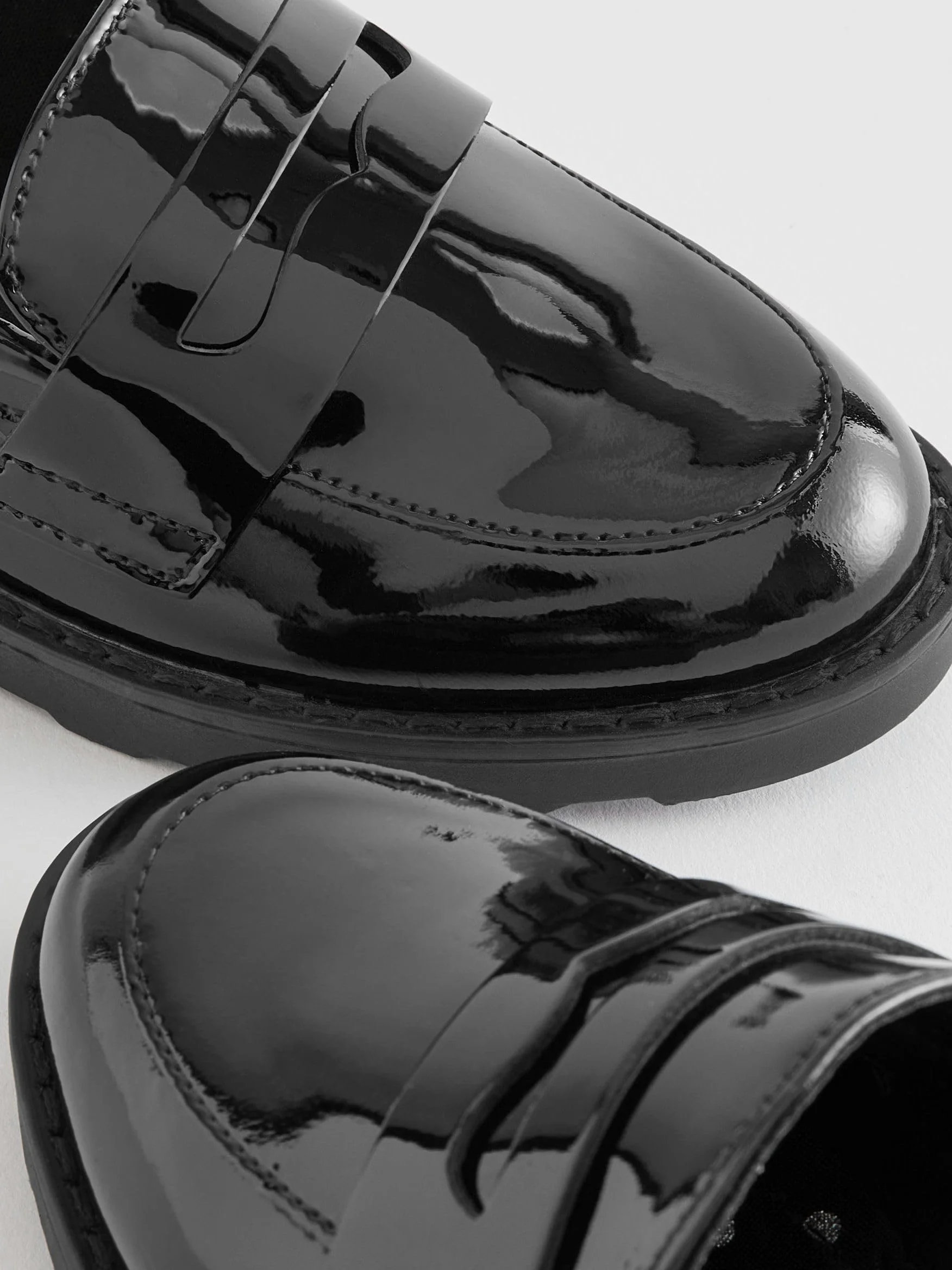 NEXT Mädchen Standard Lederslipper mit dünner Sohle und Troddel