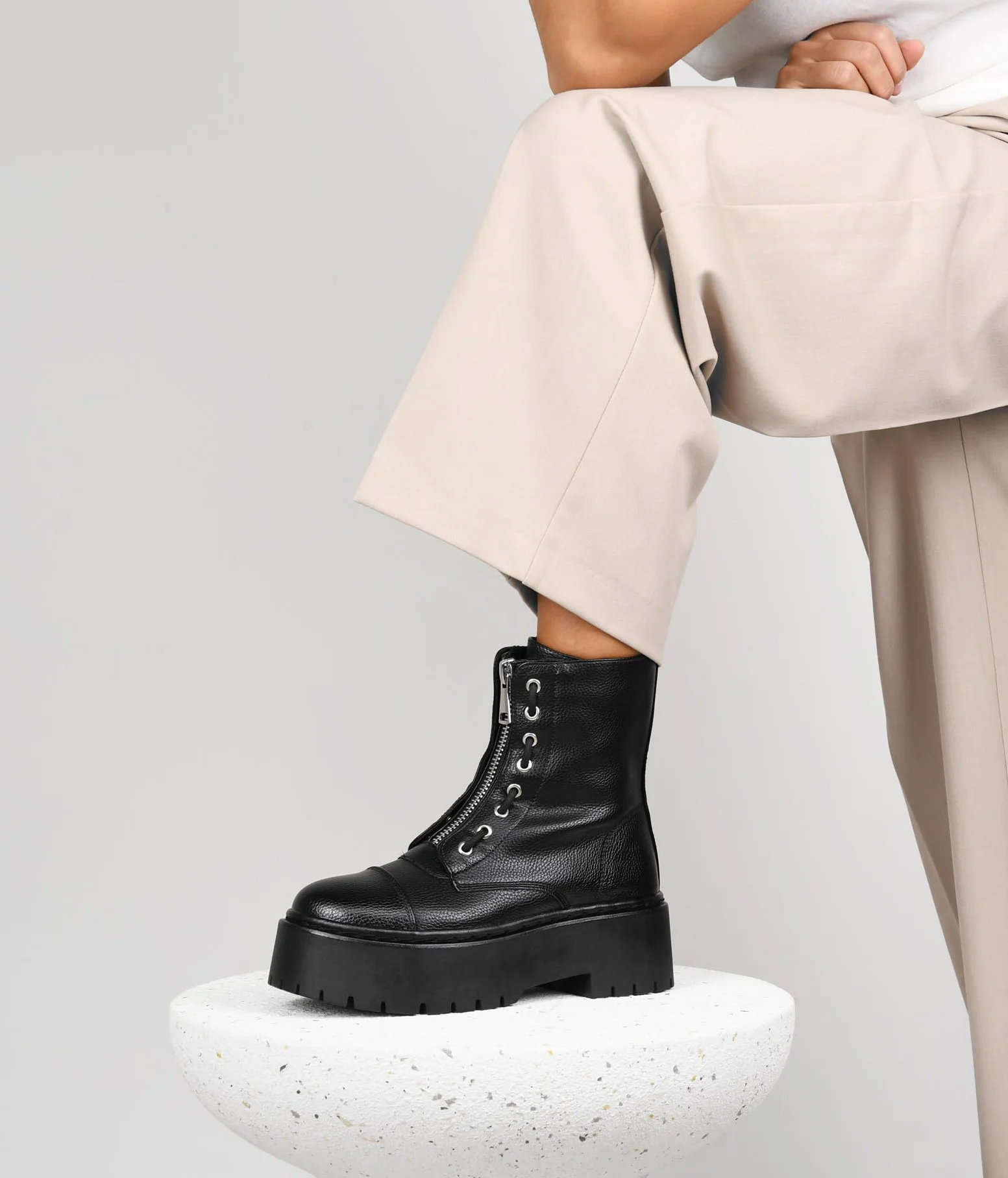 BOSANOVA Schwarze Militärstiefel für Damen, Punk-Stil, mittiger Reißverschluss, vertikale Schnürung und 5,5 cm gezackte Plateausohle, Reißverschluss